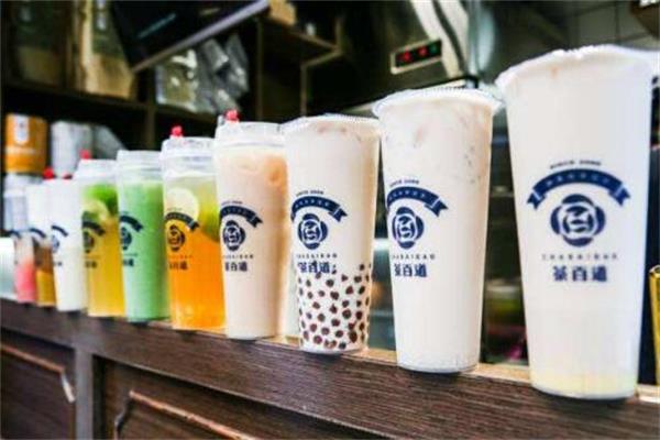 开一间茶百道奶茶店所需要的成本费用：开店收益怎么样？