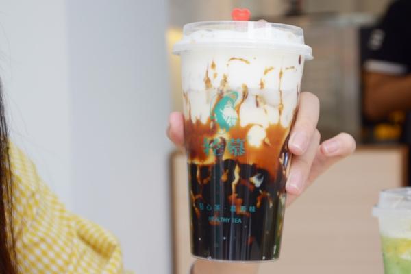 轻慕奶茶加盟费用需要投资多少钱？轻慕热量不到200大卡的轻食奶茶！